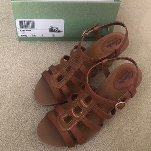 Clarks Kyna Wise brown/bronze wedge sandals